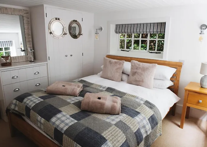 Central Location - Riverside - Cosey Cottage - Close To Beaches
