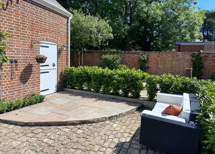 Central Location - Riverside - Cosey Cottage - Close To Beaches