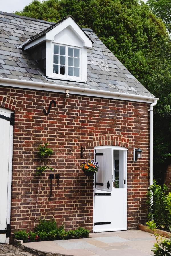 Location - Riverside - Cosey - Close To Beaches